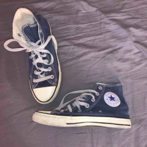  - Marinblå / mörkblå converse high tops. Mycket bra skick. 