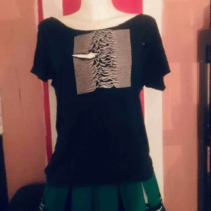  - Mycket sliten ( snyggt) t-shirt köpt på hultsfredsfestivalen.   Oläslig logga/tvättråd.   Även hål i ryggen.  Sitter sjukt snyggt på både boys and girls.  