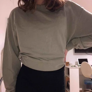  - Grön ZARA sweater Lite oversized Knappt använd Köparen står för frakt, kan mötas upp 💕