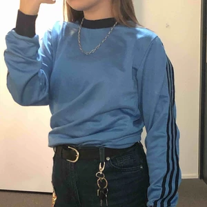  - Jag säljer min vintage Adidas tröja för 65kr. (Plus frakt) Den går ganska långt ner över midjan. Fint sportigt material. Loggan är tyvärr något avskavd, som ni kan se i bild 3. Endast använd några få gånger. 