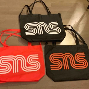  - 20kr per styck, svart/vit，orange/vit，svart/orange，Kan hämta vid Odenplan Stockholm, kan skicka via post,10kr på frakt