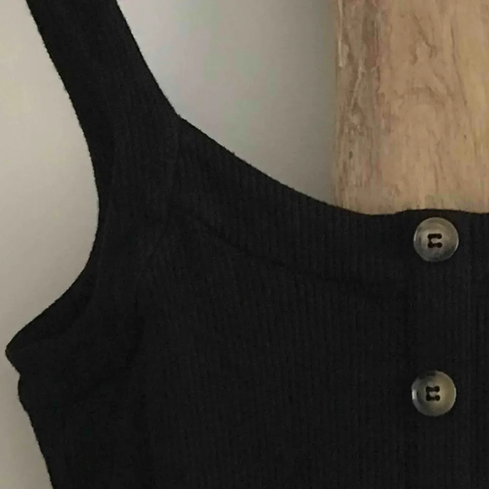 Grymt snyggt ribbat svart linne från &other stories med fina bruna knappar, lite tjockare härligt material. ☠️  SKICK: Inga anmärkningar.  MATERIAL: 94% viskos 6% elastan. Toppar.