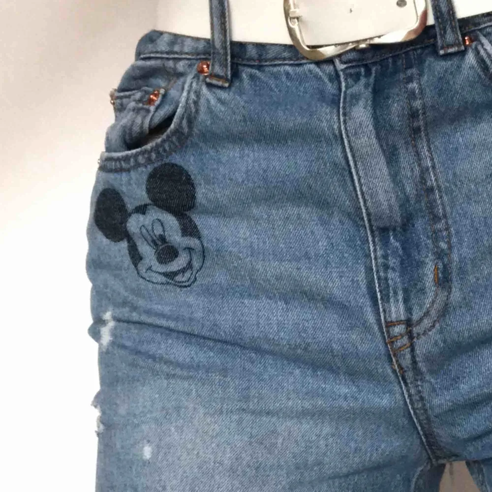 Ursöta jeans med mickey mouse på! Svinsöta, säljs tyvärr inte i butik längre. Köpta för 499kr, använda fåtal gånger . Jeans & Byxor.