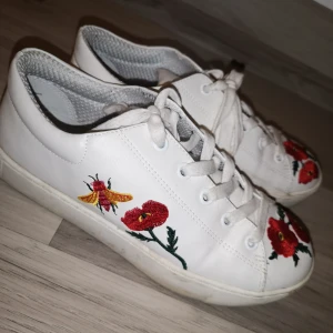  - Snygga vita sneakers 