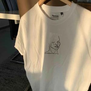  - Ur vår kollektion ÄKTA. Helt ny!    Vi är ett UF företag från polhemskolan. Vår vision är att kunna erbjuda kunderna enkla tröjor med tryck. Vi erbjuder även kunderna att själva få va med av tillverkningsprocessen. 