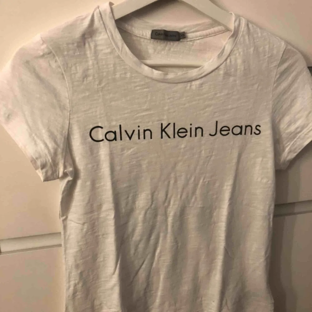 Calvin Klein tshirt i stl XS men passar även S. Använd ett fåtal gånger. T-shirts.