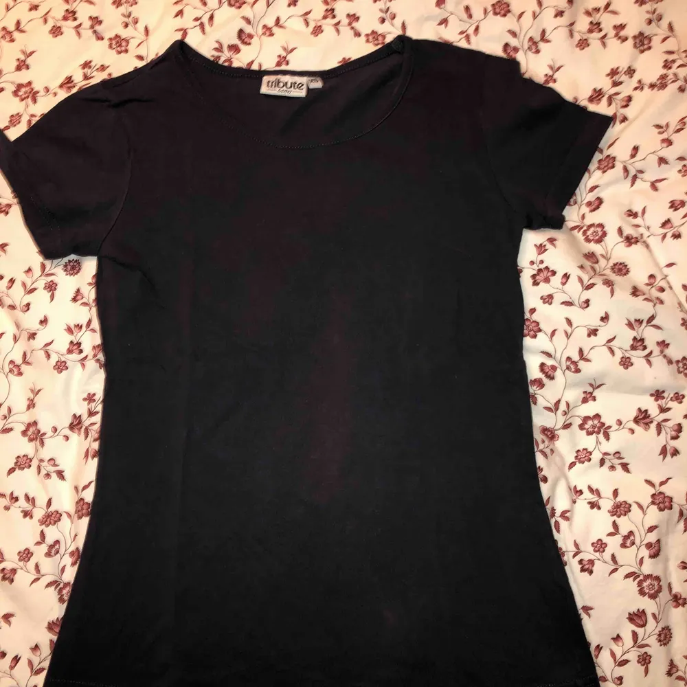 Basic t-shiet i en mörkblå/lila färg (nästan svart) som passar kroppen bra.. T-shirts.