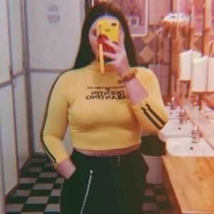  - Säljer min fina ”Written and directed by Quentin tarantino” tröja! Använd en gång. Liiite kort i armarna, annars sitter den bra tycker jag! Köparen står för frakt <33