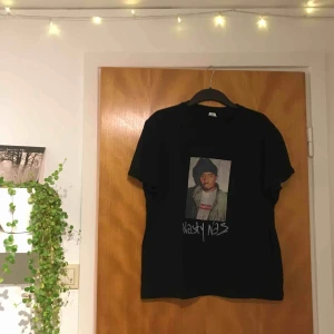  - Nasty Nas-tisha! Köpte den second hand men den var i ett väldigt fint skick + jag har aldrig använt den själv! Det är en Large men skulle säga att den egentligen är mer som en Medium. 60kr frakt!  (Köparen står för frakten)