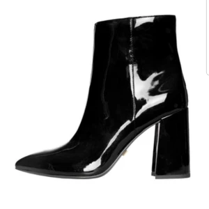  - Helt oanvända boots från Ivyrevel.  Supersnygga! Klackhöjd 8,5 cm. 