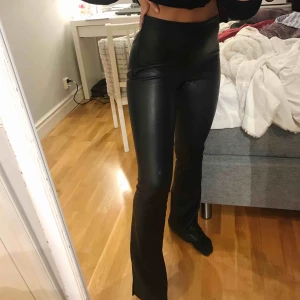  - Ett par jätte snygga skinnbyxor från mango! Köpare står för frakt