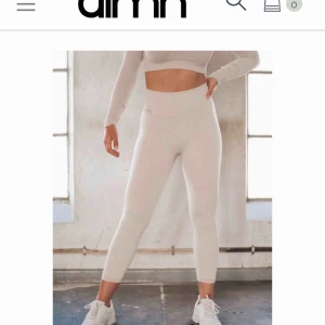  - Sjukt sköna träningstights från Aimn:s seamless kollektion (599kr nypris). Har alla färgerna i deras seamless kollektion o dessa har bara blivit använda en gång på bild så det är bättre att dom får ett nytt hem ✨🙌  Frakt 50kr