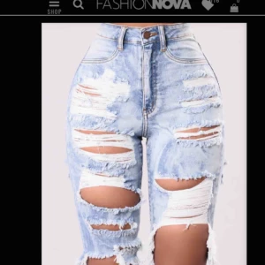  - Slitna långshorts från Fashion Nova, använda en gång