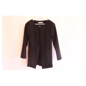  - En svart kappa köpt i höstas så knappt använd. 
