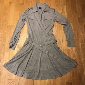  - Ny klänning från OXMO, fodrad med underklänning och har många snygga detaljer. Supermjukt material. Köparen står för frakt 