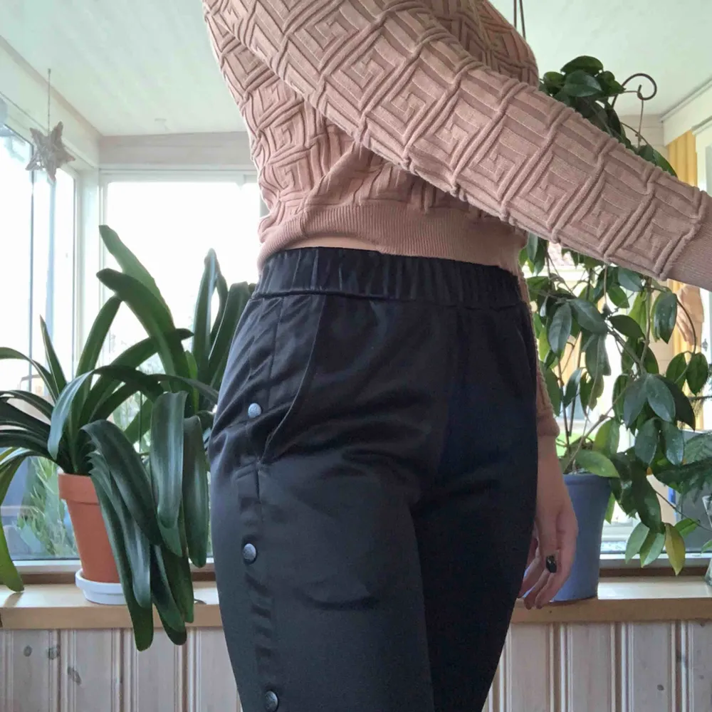 Kappa byxor i strl S💘 sitter fint och är lite utsvängda längst nere, går att öppna knapparna på sidan för festival look🤪 50 kr + frakt  . Jeans & Byxor.