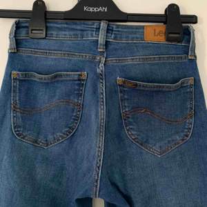 Super fina Lee scarlett cropped jeans som är sparsamt använda! Tyvärr har det blivit för små, storlek 25W/33L. Köpt för 999 kr, kan släppa billigare vid snabbaffär! Kan frakta men kostnad tillkommer!