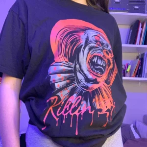  - Svart T-shirt med grå och röd clown. Text på rygg och framsida ”Killin’ It”. Perfekt skick. 