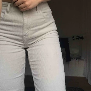  - Vita fin Manchesterbyxor från hm i storlek 38. En lite rakare modell med ”slitna” ändar på benen. Finns tyvärr ett litet märke över ens bakfickan.