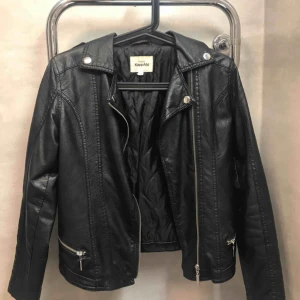  - Säljer min skinnjacka då den inte kommer till användning, annars hur fin som helst! Har knappt använt den då jag har flera skinnjackor. Jackan är ifrån Kappahl. Storlek XS - S Kan skicka fler bilder vid behov!