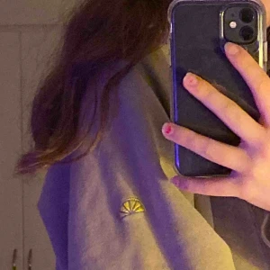  - Asmysig beige vintage hoodie från acqua limone! Använd få gånger. Säljs då den är något stor på mig! Frakten inräknad💜