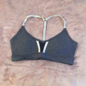  - Skön och fin sporttopp från TCS. Kan frakta eller mötas upp i Gävle. 