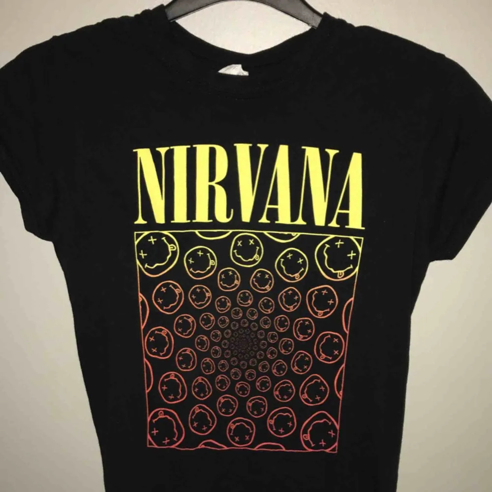 Säljer sdenna as coola nirvana T-shirt. Vet ej storlek men den passar mig som xs💞 använd fåtal gånger (bra skick) köparen står för frakten😊 . T-shirts.