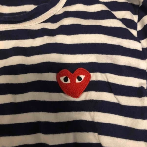  - Jättefin långärmad från Comme fes Garcons. Väldigt skön i storleken M. Tröjan är liten i storleken så passar S & M beroende på hur tight man vill ha den. Säljes för att jag tröttnat på den