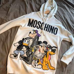 Moschino hoodie/klänning? köpt för ett år sen men aldrig använt. Sprillans ny alltså!! Ordpris 900. Frakt tillkommer ✨