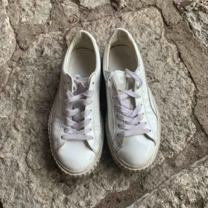  - Slutsåld Fenty by Puma by Rihanna i lack. I använt skick, se bilder. Normal i storlek, Frakt tillkommer ✨