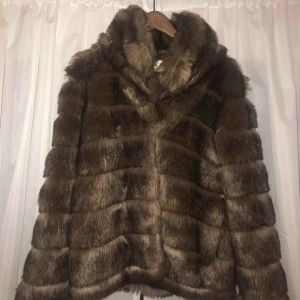  - Brun pälsjacka från Nelly.  Storlek 42.  Bra skick förutom att en knapp sitter lite löst men går att sätta fast.  Frakt tillkommer 🥰