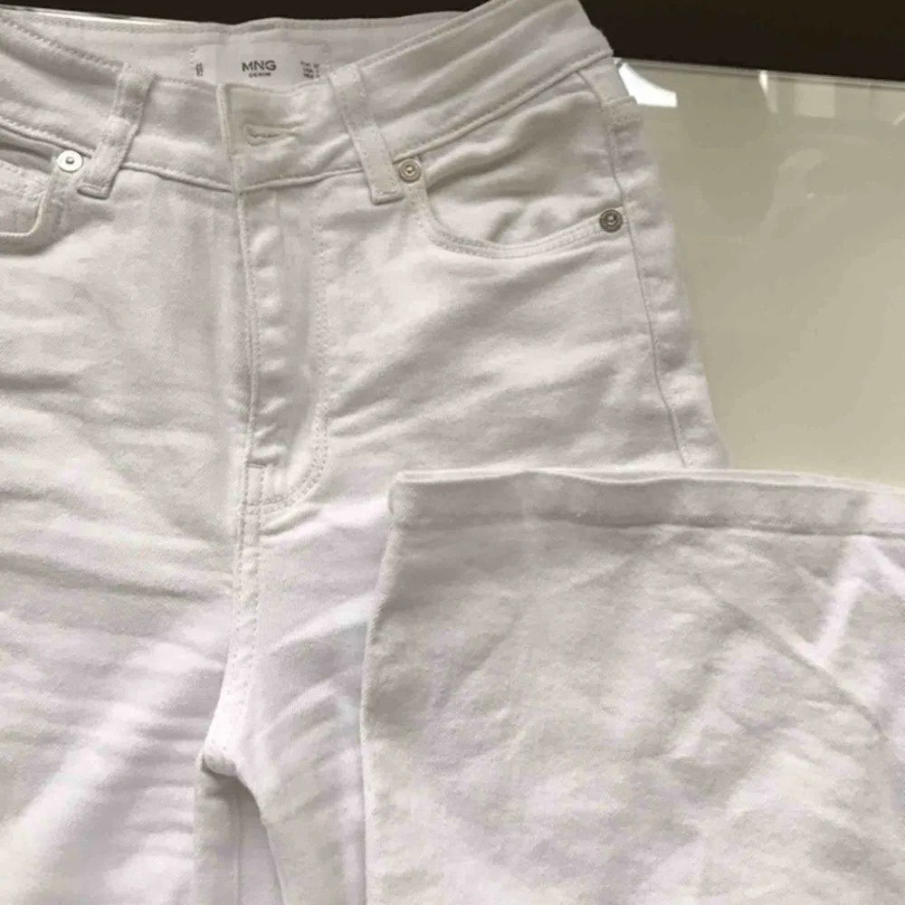 Ett par väldigt sköna vita jeans. Sitter väldigt bra men dom har inte kommit till användning. Dom ser väldigt snygga ut och passar till mycket. Ser ut som nya Köparen står för frakt eller möts upp i Malmö. ☺️ . Jeans & Byxor.