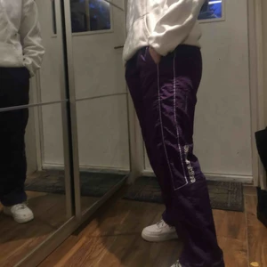  - Lila sweet sktbs trackpants! Bra skick nästan helt oanvända! Storlek L men skulle säga att de även funkar för de som är M