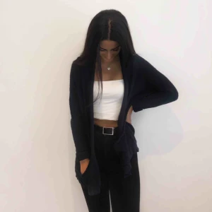  - Marinblå kort kofta i jättefint skick!! Möts upp i vårat närområde. 💕