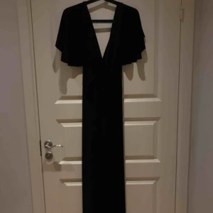  - Jättefin jumpsuit från Nelly. Passar folk som är lite längre, säljer den för den är för kort för mig (är 180). Använd endast 3 gånger, så i mycket bra skick! Möts i Stockholm!