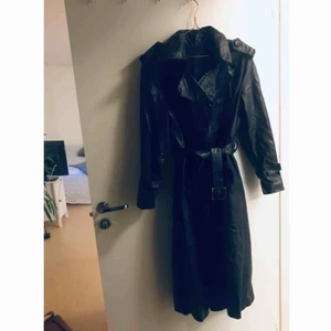  - Skinnkappa i svart. Figursydd