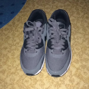  - Snygga Nike Air Max köpta i år. 
Använt fåtal gånger, nästan som nya.
Skickar med posten frakt tillkommer.
Nypris 1400kr. 
Hör gärna av dig om du är intresserad! 