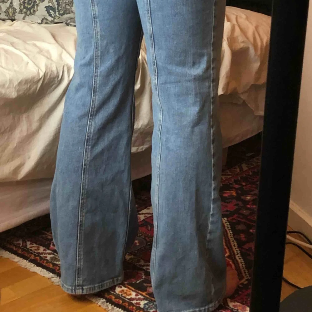 Superfina 70-tals jeans från Free people med 2 stjärnor på baksidan😍✨ Köpte dem för 1000kr och är endast använda en gång. De är utsvängda och lite stretchiga! Dem är så fina men kommer inte till användning & behöver pengar. . Jeans & Byxor.