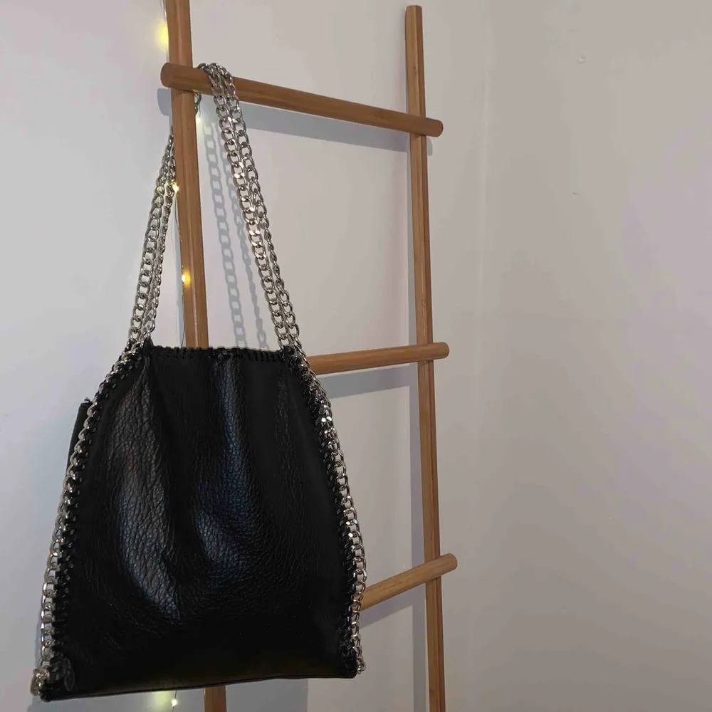 En snygg, väldigt rymlig, svart väska från märket Tiamo. Det är den största modellen av de tre som finns.🥰🤩 I väldigt bra skick pga sparsamt använd. 💜💜💜 Kan mötas upp i Falun eller skickas mot frakt.🤩🤩. Väskor.