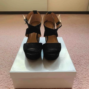  - Väldigt bekväma klackar i storlek 38. Använda ett par gånger, så har lite slitage.