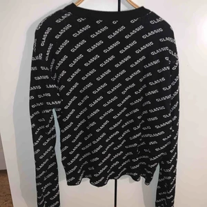  - Tröjan är från chiquelle och det står Classic på hela tröjan. Den är knittad och väldigt cozy. +frakt
