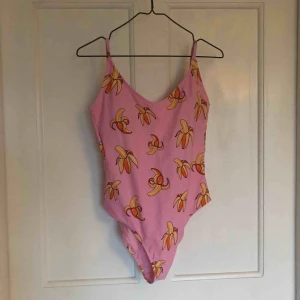  - Jättesöt baddräkt från Svea, rosa med gula bananer. Endast testad och tyvärr lite för stor för mig. Den har uttagbara pads, lågt skuren rygg och reglerbara axelband! Vid frågor eller funderingar hör gärna av er! (Frakt ej inräknad)