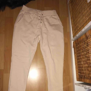  - Ett par beiga mysbyxor. Snygga med knytning fram.