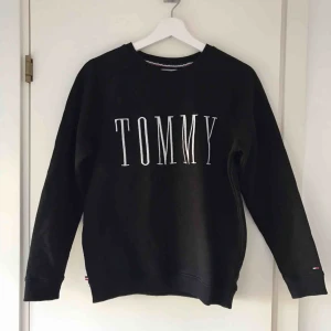  - En Tommy sweatshirt som är använd men i bra skick! Frakt tillkommer :) 