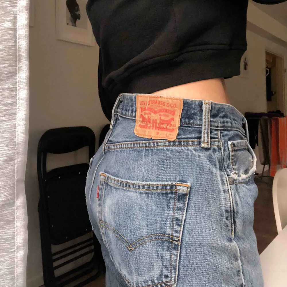 Raka ljusblåa 501 Levis! Köpa vintage men skicket är bra! Midjan är 32 och längd 34 men skulle säga att den passar en S/M mer en M🍒🦋 köpta på beyond retro. Jeans & Byxor.