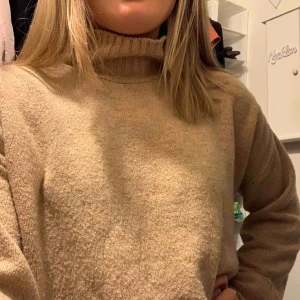 - Fin beige polotröja från ginatricot. Köptes förra året och fortfarande fint skick!  (köpare står för frakt)