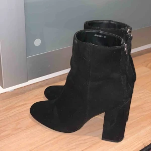  - Svarta ankelboots med dragkedja baktill. Mockaimitation. Använda vid få tillfällen. Pris kan diskuteras :) skorna är i storlek 40 men väldigt små i storleken, passar mig perfekt som bär 39 annars.