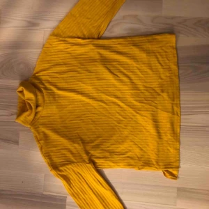  - Polotröja gul. Använd en gång 