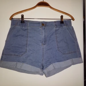  - Tunna shorts i jeansmodell med resår. Står L men asiatisk liten storlek