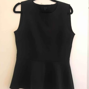  - Söt festlig topp från Lindex i stl S. Passar även M då tyget är stretchigt. Köparen står för frakten, kan mötas upp i Stockholm.